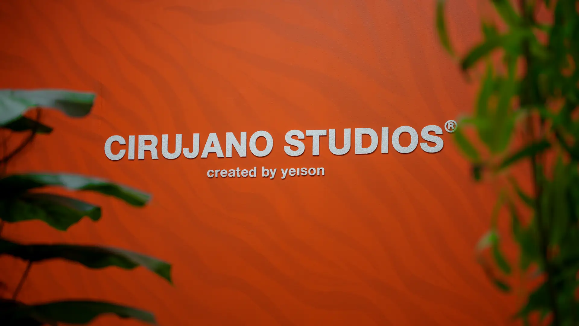 Señalética de CIRUJANO STUDIOS · La Casa Blanca, barbería de lujo en Lince, Lima