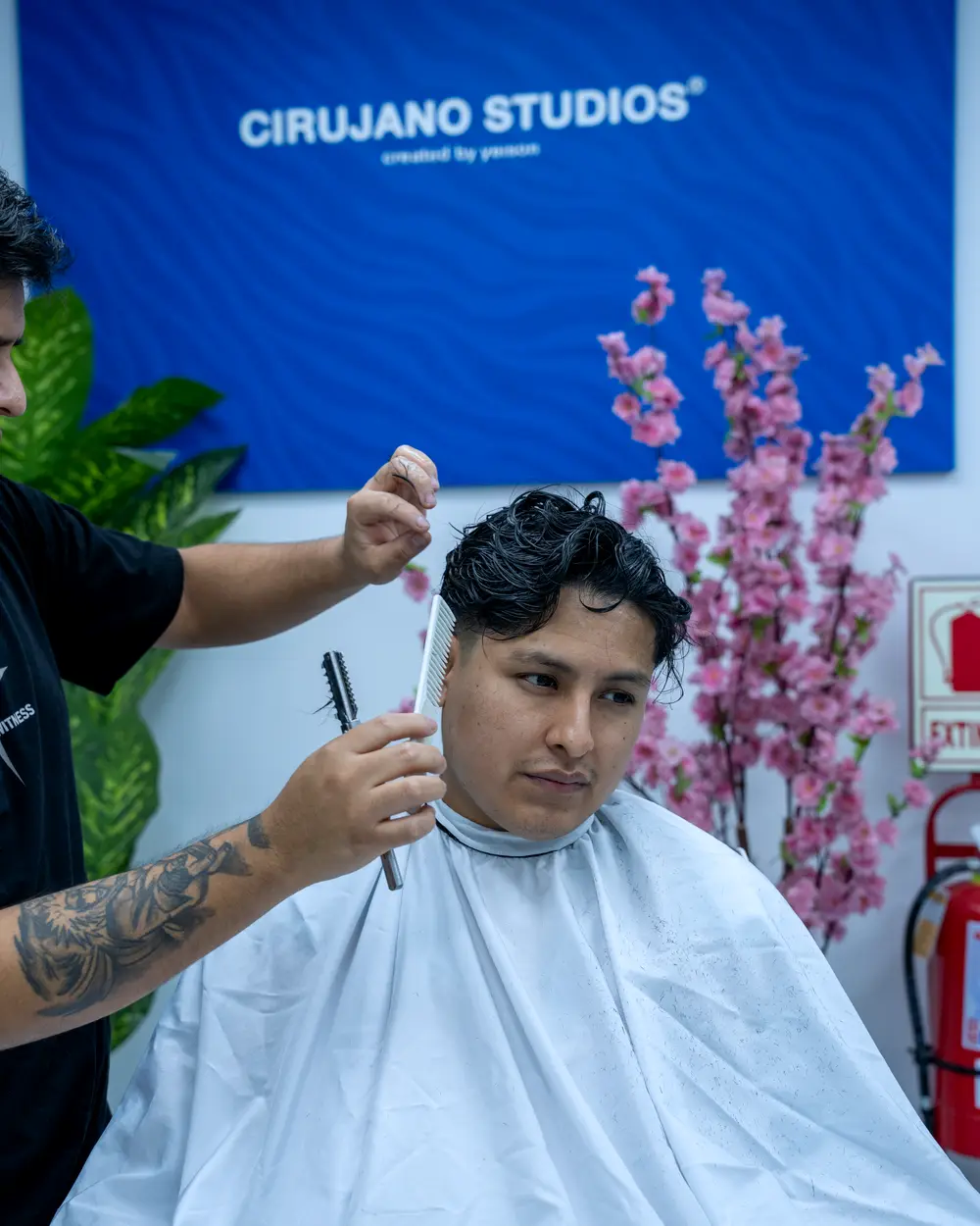 Barbero cortando a un cliente en el studio azul de CIRUJANOS, Lince, Lima