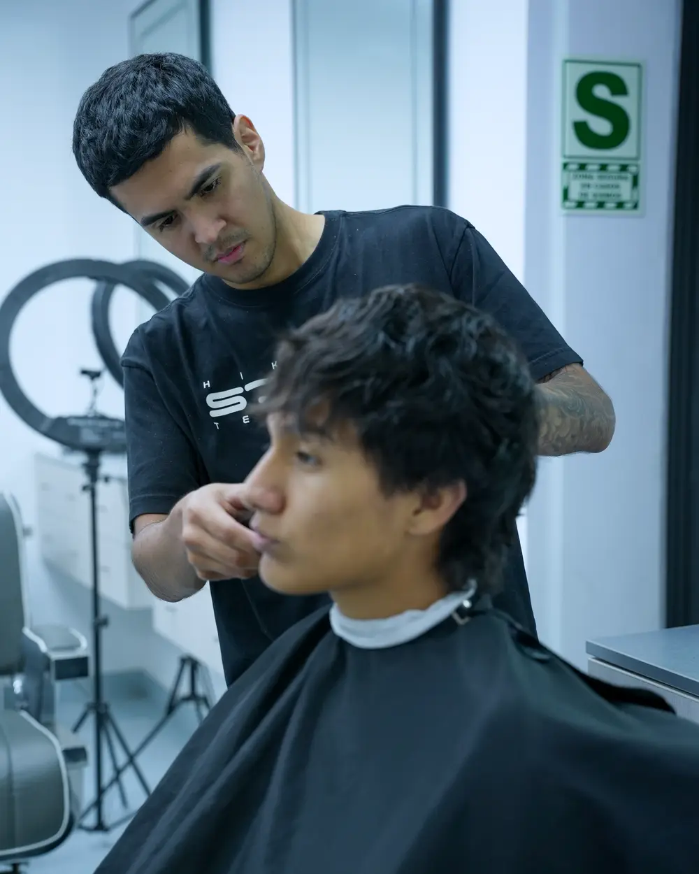 Corte de precisión en cabina luminosa de CIRUJANOS, Lince, Lima